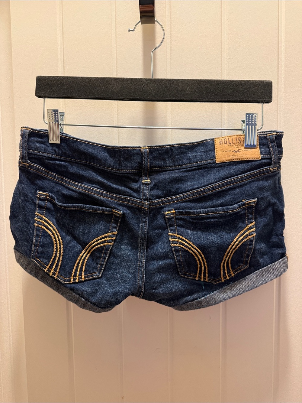 Hollister Junior Women's Dark Blue Rolled Cuff Denim Shorts (3/26) - Picture 5 of 7